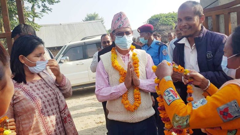 बघौडाबासीले प्रदेशमन्त्री र सांसदसंग उज्यालोको खुशी साटे