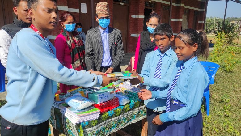 देउसी भैलोको रकमबाट १५० विद्यार्थिलाई शैक्षिक सामाग्री वितरण