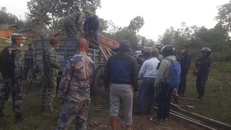 एक लाख मुल्यको अवैध काठ प्रहरीद्धारा बरामद, काठ तस्कर फरार