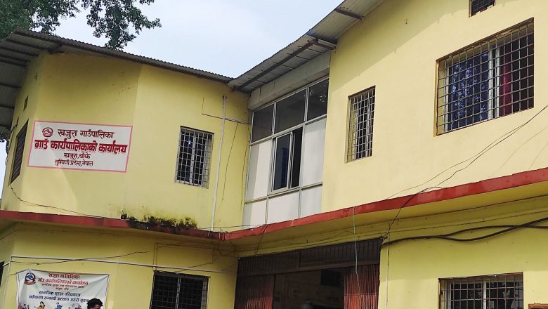 खजुराका प्रशासकीय प्रमुख लगायत कर्मचारीमाथि भएको कुटपिट छानविन गर्न दलहरुको माग