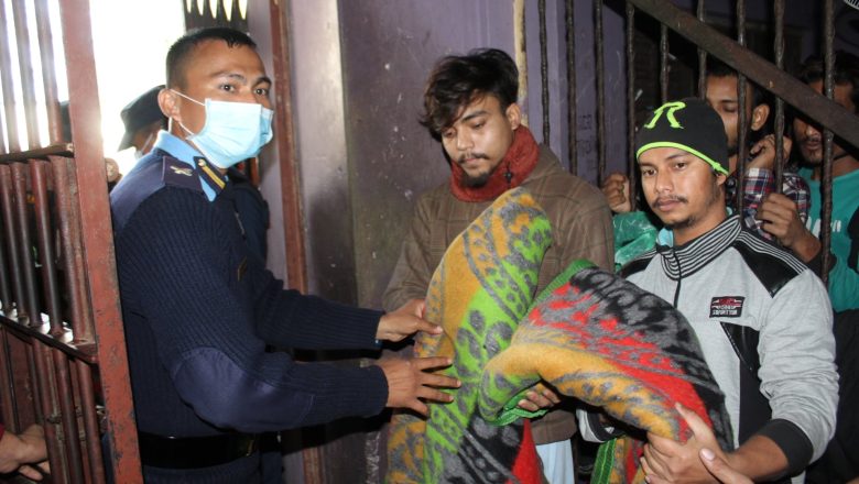 जिल्ला प्रहरी कार्यालयमा रहेका थुनुवाहरुलाई ५० थान कम्बल वितरण