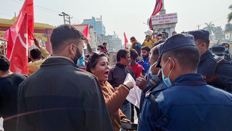 एमसीसीको विरोध प्रदर्शनको क्रममा धम्बोझीमा प्रहरी र प्रदर्शनकारीविच झडप