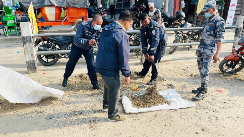 दुर्घटना रोक्न चिल्लो सडकमा माटो छर्किंदै ट्राफिक प्रहरी