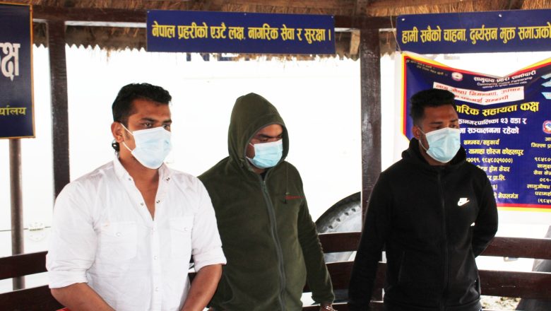 अमेरिकन पेस्तोल र गोलीसहित पक्राउ परेका तीनजना प्रहरीद्धारा सार्वजनिक