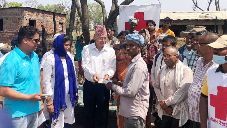 नरैनापुरका आगलागि पिडितलाई गाउँपालिका र विपद व्यवस्थापन समितिद्धारा राहात वितरण