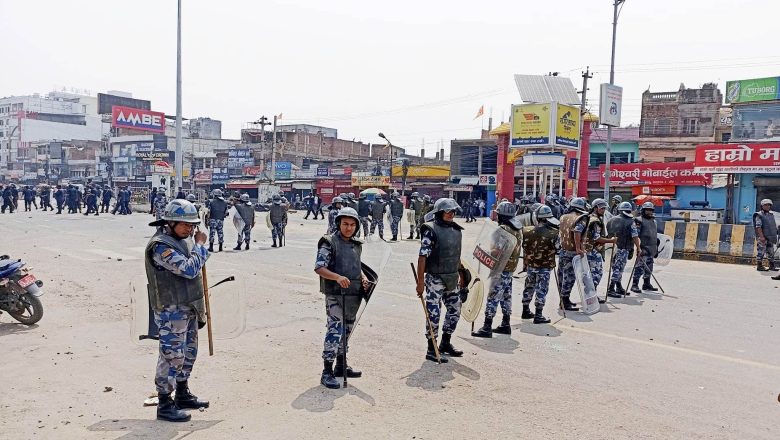 राजावादीले राखेको बिरेन्द्रको शालिक हटाउन खोज्दा प्रहरीमाथि ढुंगा प्रहार, प्रहरीद्धारा चार राउण्ड हवाई फायर