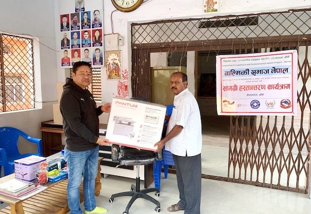 बी ग्रुपद्धारा बाल्मिकी समाजलाई कार्यालय सञ्चालनका लागि सामाग्री सहयोग