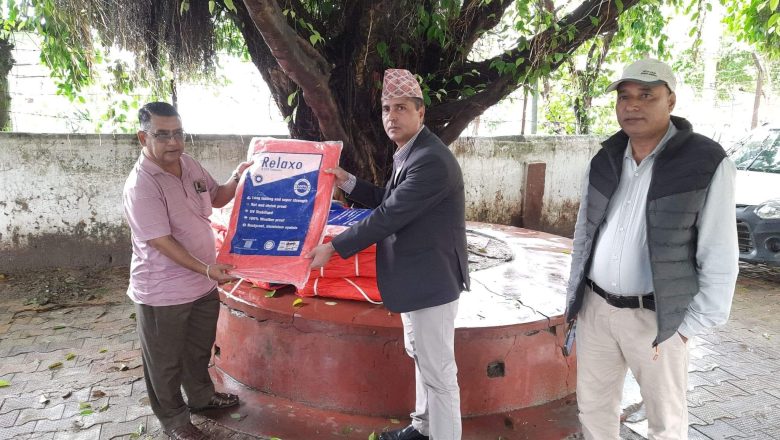 बाँके युनेस्कोद्धारा बर्दिया र बाँकेका बाढीपिडितलाई सय थान त्रिपाल प्रदान