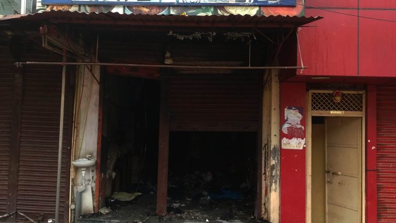 नेपालगन्जको त्रिभुवन चोकस्थित कपडा पसलमा आगलागी हुँदा करोडको क्षति