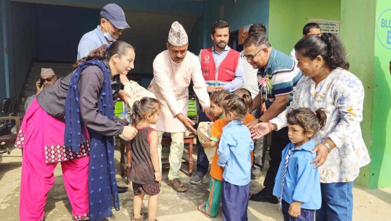 धनगढीका ८६५ बालबालिकालाई गर्मीबाट जोगाउन छाता लगायतका सामग्री वितरण