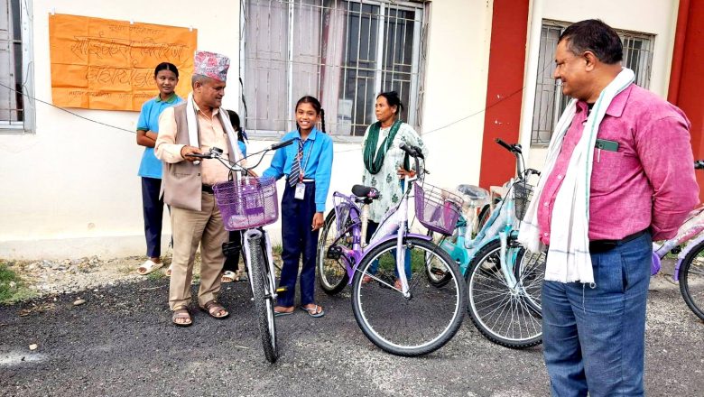 बर्दिया मधुवनमा बालिकाहरुको शिक्षामा पहुँच बढाउन साइकल बितरण