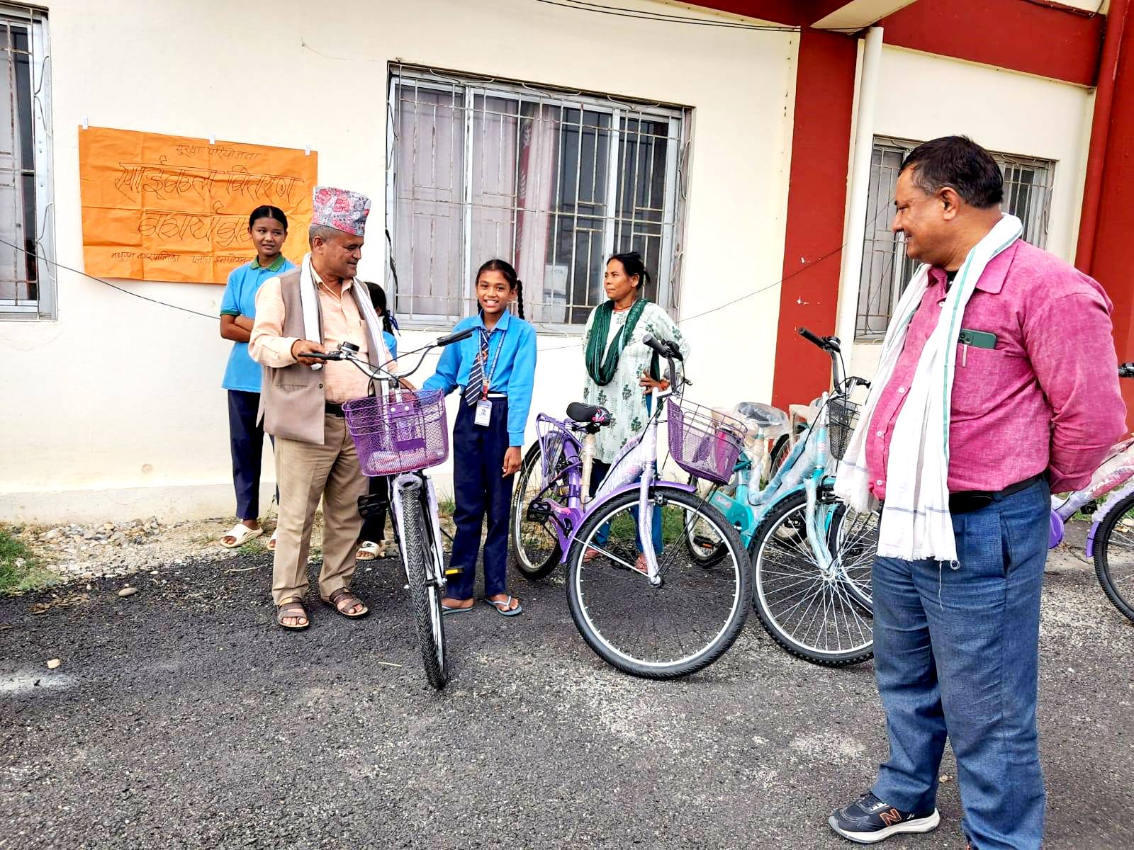 बर्दिया मधुवनमा बालिकाहरुको शिक्षामा पहुँच बढाउन साइकल बितरण