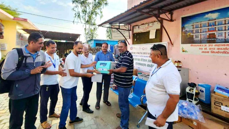 बी ग्रुपद्वारा मनिकापुर स्वास्थ्यचौकीलाई करिब आठ लाखको स्वास्थ्य उपकरण हस्तान्तरण