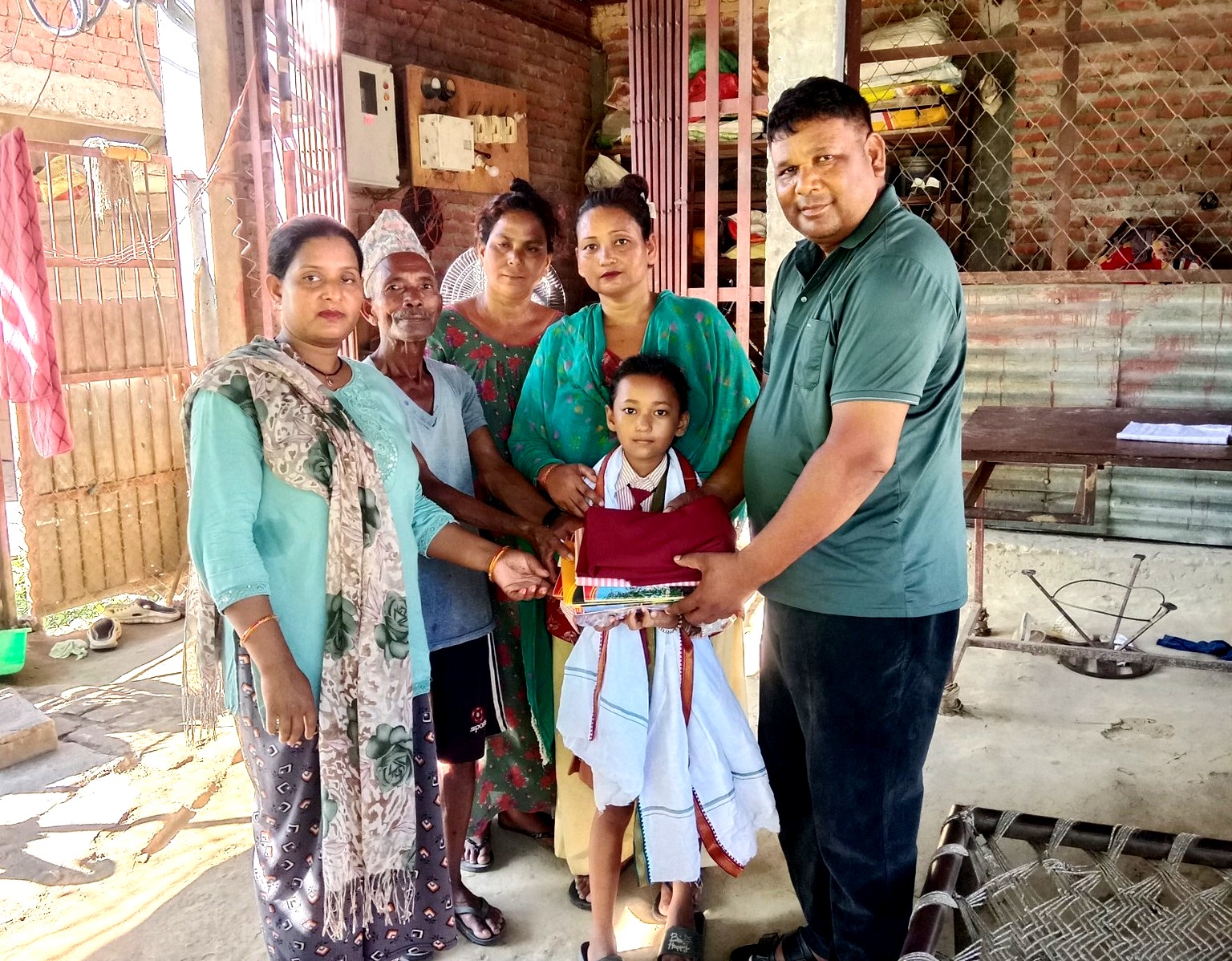 भुकम्पपिडित बालिकालाई समाजसेवी बिकद्धारा शैक्षिक सामाग्री सहयोग