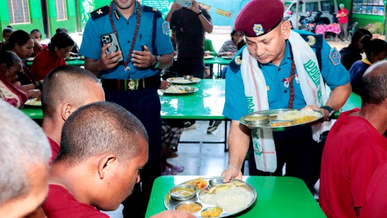 नेपाल प्रहरी श्रीमती संघ कर्णालीद्धारा मानवसेवा आश्रमका ९४ जनालाई खाना खुवाईयो