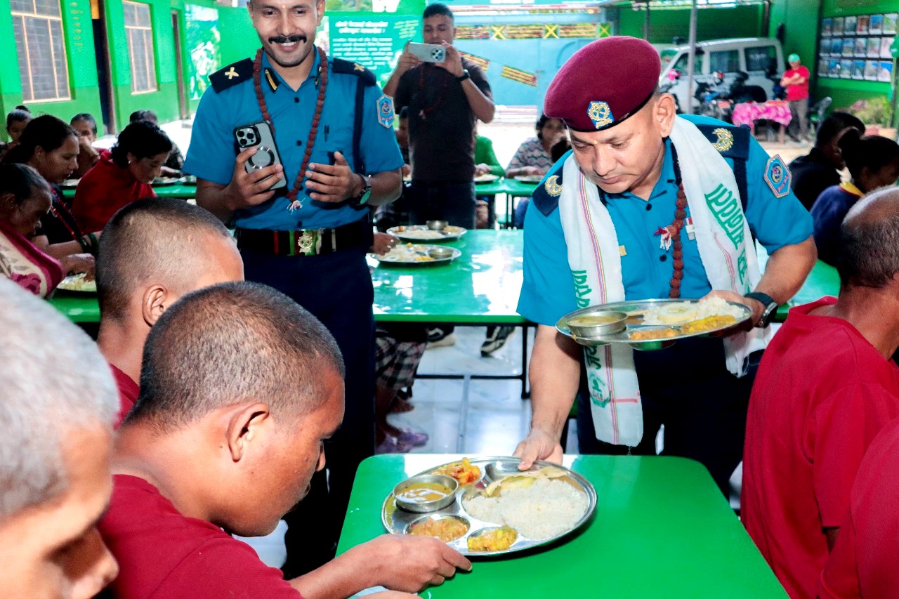 नेपाल प्रहरी श्रीमती संघ कर्णालीद्धारा मानवसेवा आश्रमका ९४ जनालाई खाना खुवाईयो