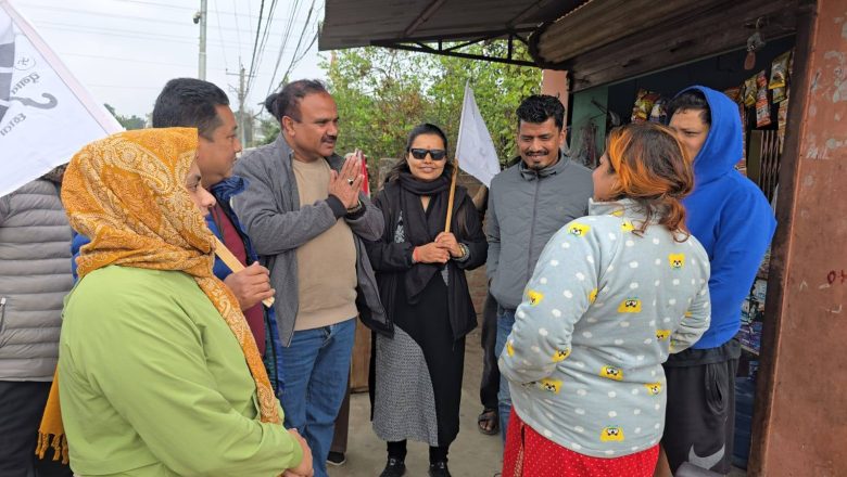 बाँके २ का जसपा नेपालका उम्मेदवार कमरुद्दीन राई मतदाताको घर आँगनमा