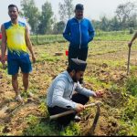 दिपेन्द्र विष्ट किसानको खेतमा पुगेर आलु र तरकारी व्यवस्थापनमा लागेपछि स्थानीय उत्साहित