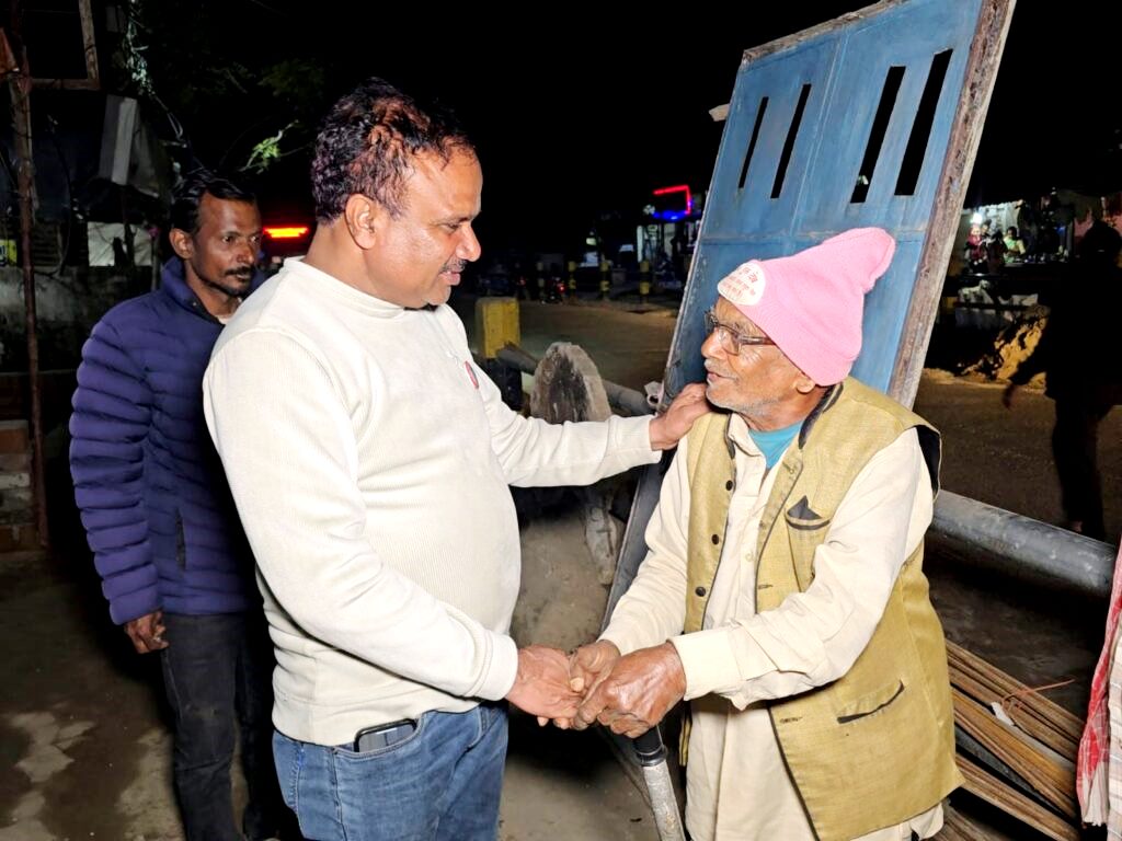 जनताको घरदैलोमा पुगेर चुनावी अभियानलाई तीव्र पार्दै कमरुद्दीन राई