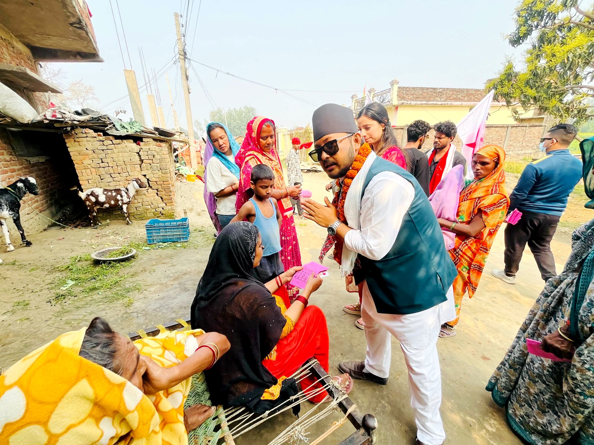 शक्ति प्रदर्शनबाट हौसिएका विष्टले विहानै फेरी शुरु गरे घरदैलो र मतदाता संवाद अभियान