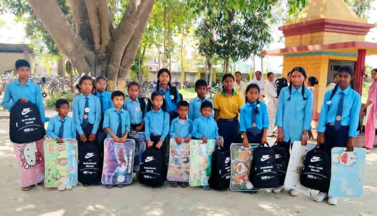 बाँके युनेस्को र प्लान नेपालद्धारा बर्दियाका विपन्न विद्यार्थिलाई शैक्षिक सामाग्री वितरण