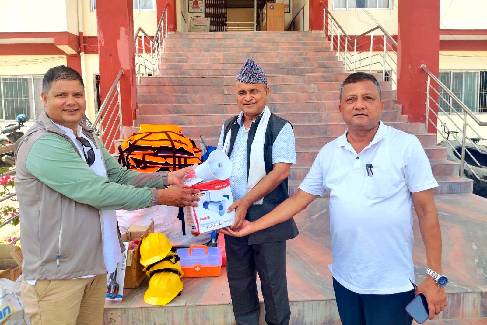 मधुवन, गुलरिया र बढैयातालमा विपद् जोखिम न्यूनीकरण सामग्री हस्तान्तरण
